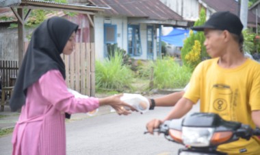 Mahasiswa UICI Berbagi Takjil di Pasarwajo