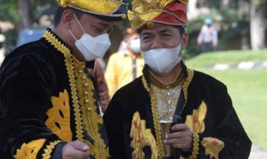 La Bakry Kenakan Pakaian Adat Buton saat Upacara HUT Sultra ke-58
