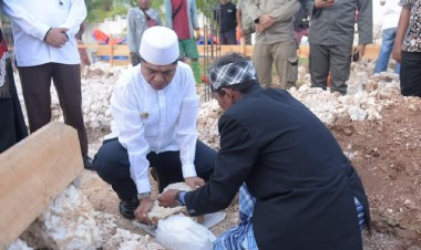 Bupati La Bakry Letakkan Batu Pertama Pembangunan Masjid Adhyaksa Kejari Buton