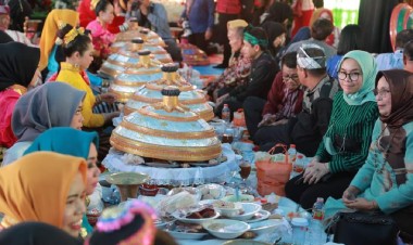 Kenakan Kain Tenun Buton, Wabup Buton  Tampil Cantik di Acara Kande-kandea HUT Sultra