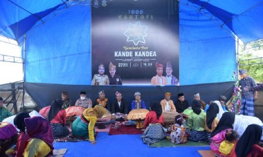 Hadiri Pesta Adat Hari Jadi Desa Kamelanta, Bupati Buton Ajak Masyarakat Bangun Daerah