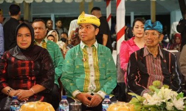 Bupati dan Wabub Buton Hadiri Penutupan HUT Sultra