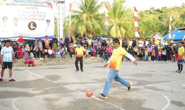 Bupati Buton Main Futsal di Desa Mabulugo