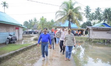 Tinjau Korban Banjir di Lasalimu, Bupati Buton  Salurkan Bantuan