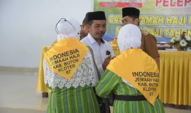 Bupati La Bakry Lepas 3 Calon Jemaah Haji Asal Buton Berangkat ke Makkah
