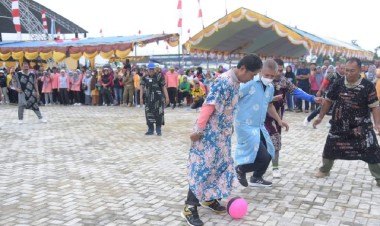 Seru! Semarak HKG PKK, Bupati Buton bersama Forkopimda Main Futsal Pakai Daster
