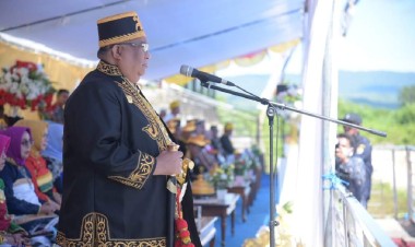 Kenakan Pakaian Adat Kesultananan, Gubernur Sultra Jadi Irup HUT Buton