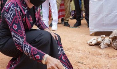 Hadiri Hari Jadi Buton Tengah, Wabup Buton Letakan Batu Pertama Pembangunan Kantor Pemerintahan