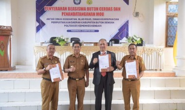 Bupati Beri Beasiswa Buton Cerdas kepada Mahasiswa Keperawatan