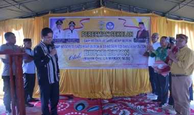 Bupati Buton Resmikan Sekolah Satu Atap di Lasalimu dan Wabula