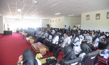 Pj Bupati Minta Guru-guru di Buton Tingkatkan Profesionalitas