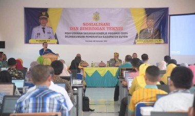 Pj Bupati Buton Buka Sosialisasi dan Bimtek Penyusunan SKP