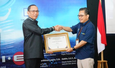 Buton Terima Penghargaan Pengelola Dana Desa Terbaik