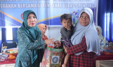 Organisasi Perempuan Buton Salurkan Bantuan Stunting