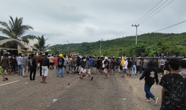 Bentrok Dua Kelompok Massa Warnai Pelantikan Ketua DPRD Buton