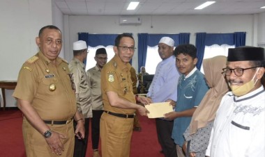 Pj Bupati Buton Salurkan Bantuan Baznas Kepada Masyarakat