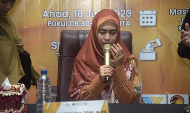 Ustadzah Oki Setiana Dewi Dakwah di Buton