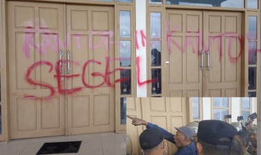 Masyarakat dari Tujuh Kecamatan Segel Kantor DPRD Buton 