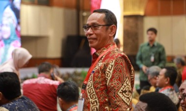 Dinonjob Gubernur, Dapat Penghargaan Presiden