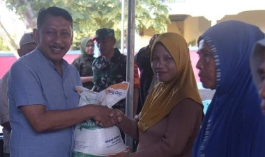 Tekan Inflasi, Pj Bupati Buton Salurkan Bantuan Beras