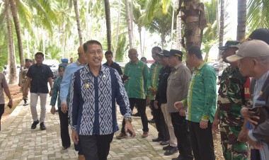 Pj Bupati Buton Resmikan Padepokan dan Bagi Beras Bantuan di Pantai Lahunduru