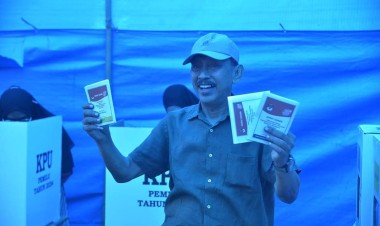 Pj Bupati Buton Mencoblos di TPS 03 Pasarwajo