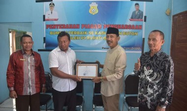 Pemkab Buton Serahkan Penghargaan Bumdes Terbaik 