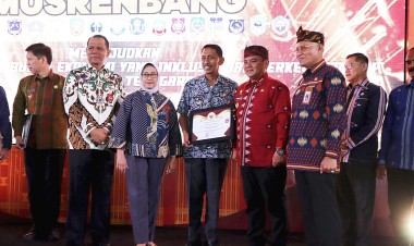 Pemkab Buton Terima Penghargaan Terbaik Satu Percepatan Penurunan Stunting di Sultra