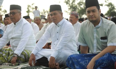 Pj Bupati Buton Shalat Idul Adha Bersama Ribuan Warga Pasarwajo di Lapangan Banabungi