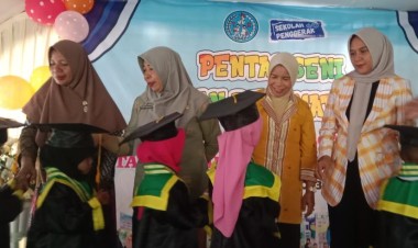 Hadiri Wisuda TK Kombeli, Bunda PAUD Buton Ajak Orang Tua Murid Berkolaborasi Ciptakan Generasi Berprestasi