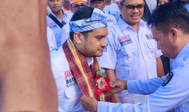 Diantar Ribuan Pendukung, Pasangan Alvin - Syarifuddin Jadi Pendaftar Terakhir di KPU Buton