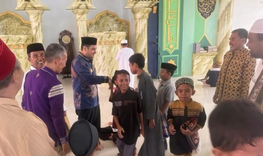 Jumat Pertama Setelah Dilantik, Bupati Alvin Sapa Warga di Masjid Wakoko