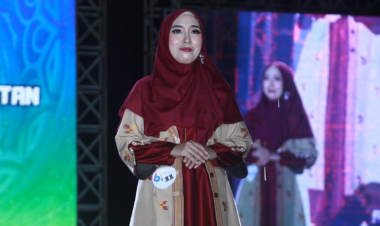 Ketua Dekranasda Buton Tampil Anggun dalam Fashion Show HUT ke-61 Sultra