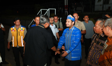 Bupati Buton Sambut Kedatangan Menteri PU di Baubau, Bahas Jembatan Buton-Muna dan Pabrik Aspal