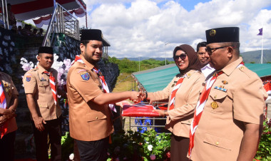 Bupati Alvin Serahkan Bendera Merah Putih, Targetkan 5.000 Bendera untuk Semarak Kemerdekaan