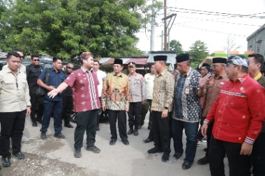 Bupati Buton Dampingi Menag dan Gubernur Sultra Tinjau Kebakaran Pasar Kaloko