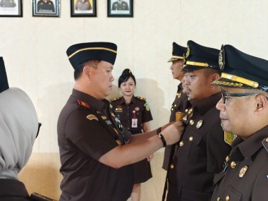 Lantik Empat Pejabat, Kajari Buton Tegaskan Penegakan Hukum Tanpa Intervensi