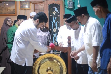 Safari Ramadan di Lasalimu, Bupati Buton Serahkan Alat Musik Tradisional untuk Masyarakat Adat
