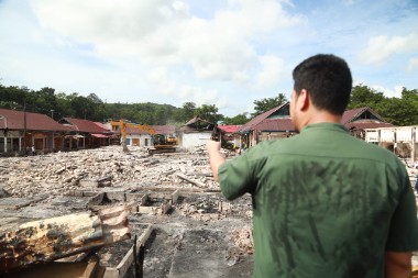 Bupati Buton Turun Langsung Bersihkan Puing Kebakaran Pasar Kaloko