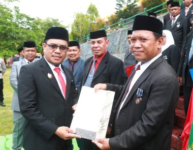 Pemkab Buton Serahkan Sertifikat Tanah Wakaf pada Peringatan HAB ke-80